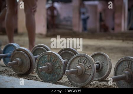 Delhi, India, maggio 2012. Pesi utilizzati dai lottatori kushti nella loro formazione quotidiana. Foto Stock