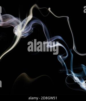 La linea di fumo blu ruota su sfondo nero isolato Foto Stock