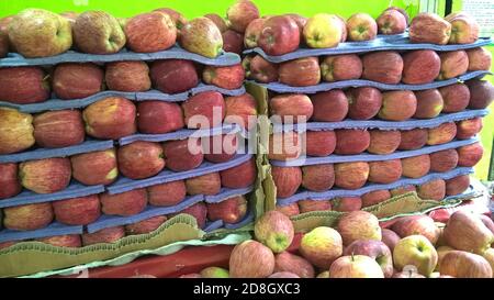 la vista delle mele da vicino era ben fornita Foto Stock