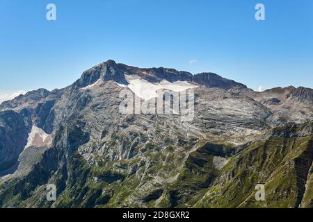 splendido paesaggio montano che illustra il concetto di zonazione altitudinale (Picco del Monte Fisht nel Caucaso) Foto Stock