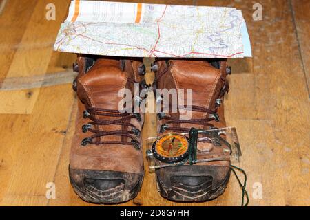scarpe da passeggio con mappa e bussola Foto Stock