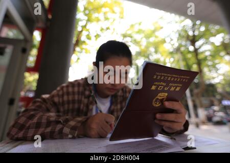 Un personale della zona residenziale locale lavora per registrare le informazioni con un registro delle famiglie in mano per prepararsi per il prossimo settimo popolato nazionale Foto Stock