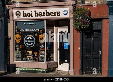 East Lothian, Scozia, Regno Unito, 30 ottobre 2020. Decorazioni di Halloween: Un barbiere a Haddington con decorazioni di Halloween nella finestra Foto Stock