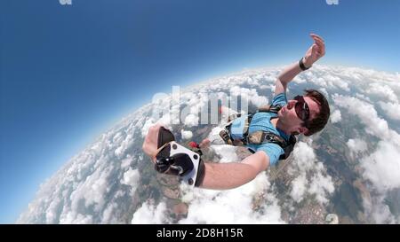 Selfie Skydiver con obiettivo fish eye Foto Stock