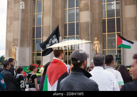 Daeh bandiere nere dello Stato islamico in un pro-palestinese Dimostrazione a Parigi Trocadero Francia Foto Stock