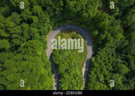 Visegrád, Ungheria - Vista aerea della strada asfaltata curva che attraversa la foresta Foto Stock