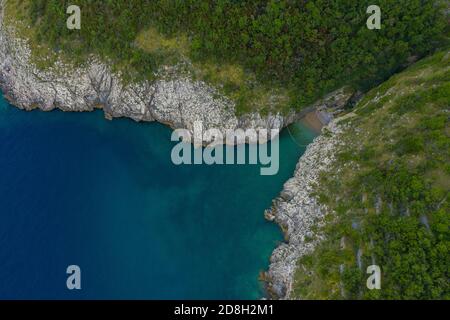 Moscenicka Draga, Croazia - veduta aerea dall'alto verso il basso della splendida costa croata con il mare Adriatico. Foto Stock