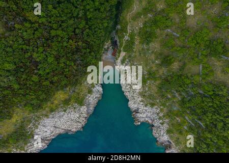 Moscenicka Draga, Croazia - veduta aerea dall'alto verso il basso della splendida costa croata con il mare Adriatico. Foto Stock