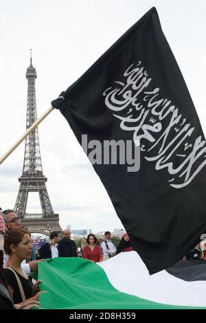 Daeh bandiera nera dello stato islamico di fronte La Torre eiffel in una manifestazione pro-palestinese al Trocadero di Parigi Francia Foto Stock