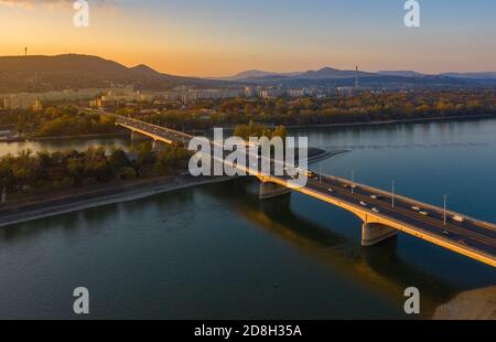 Budapest Ungheria - Vista aerea del ponte di Arpad al tramonto tardo autunnale con le colline di Buda sullo sfondo. Foto Stock