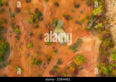 Gant, Ungheria - Vista aerea della miniera abbandonata di bauxite, formazione di bauxite. Superficie di colore rosso e arancione, grana bauxite. Caldi colori autunnali. Foto Stock