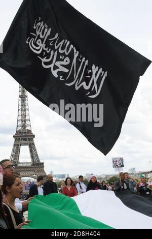 Daeh bandiera nera dello stato islamico di fronte La Torre eiffel in una manifestazione pro-palestinese al Trocadero di Parigi Francia Foto Stock