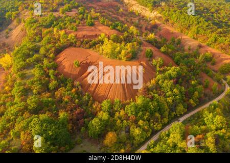 Gant, Ungheria - Vista aerea della miniera abbandonata di bauxite, formazione di bauxite. Superficie di colore rosso e arancione, grana bauxite. Caldi colori autunnali. Foto Stock