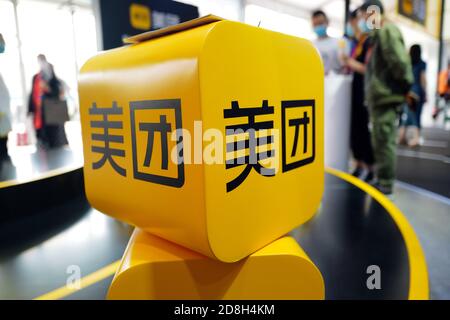 In questa foto non localizzata, il logo di Meituan, una piattaforma cinese per lo shopping di prodotti di consumo e servizi al dettaglio, è visto in un exhib Foto Stock