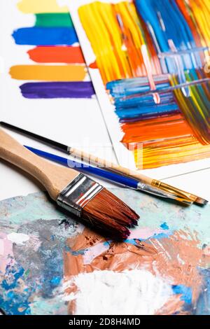 pennelli e pennellate colorate astratte su carta su sfondo bianco Foto Stock