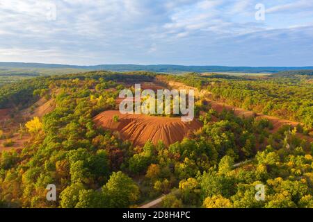 Gant, Ungheria - Vista aerea della miniera abbandonata di bauxite, formazione di bauxite. Superficie di colore rosso e arancione, grana bauxite. Caldi colori autunnali. Foto Stock