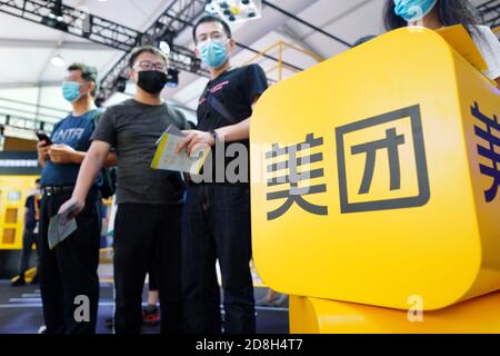 In questa foto non localizzata, il logo di Meituan, una piattaforma cinese per lo shopping di prodotti di consumo e servizi al dettaglio, è visto in un exhib Foto Stock