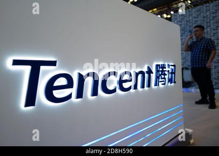 In questa foto non localizzata, il logo di Tencent, holding multinazionale cinese di conglomerati tecnologici, è visto il suo stand durante una mostra, Foto Stock