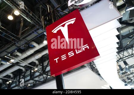 In questa foto non localizzata e non, il logo di Tesla, un'azienda americana di veicoli elettrici ed energia pulita, è visto il suo stand durante una mostra. Foto Stock