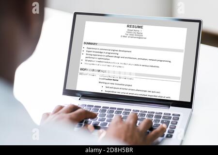 African American Resume CV preparazione su computer portatile Foto Stock