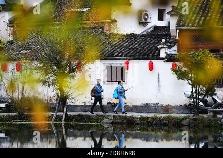 Yixian. 21 Ott 2020. I turisti visitano il Villaggio di Hongcun nella Contea di Yixian della Provincia di Anhui della Cina Orientale, 21 Ottobre 2020. Con una storia di oltre 800 anni, Hongcun Village conserva molti antichi edifici in stile Hui delle Dinastie Ming e Qing. Il villaggio è stato iscritto come patrimonio mondiale dell'UNESCO nel 2000 insieme a Xidi, un altro villaggio tradizionale situato anche nella contea di Yixian della provincia di Anhui. Credit: Han Xiaoyu/Xinhua/Alamy Live News Foto Stock