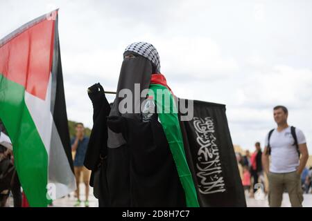 Daeh bandiere nere dello Stato islamico in un pro-palestinese Dimostrazione a Parigi Trocadero Francia Foto Stock