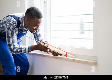 Applicazione sigillante caulk. Guarnizione per vetri in silicone e impermeabilizzazione Foto Stock