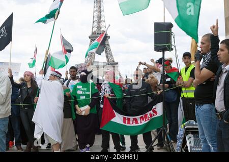 Daeh bandiera nera dello stato islamico di fronte La Torre eiffel in una manifestazione pro-palestinese al Trocadero di Parigi Francia Foto Stock