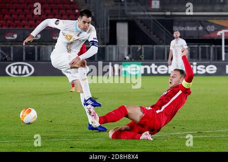 Domagoj Pavicic di HNK Rijeka, Teun Koopmeiners di AZ durante la UEFA Europa League, fase di Gruppo, partita di calcio del Gruppo F tra AZ Alkmaar e HNK C. Foto Stock