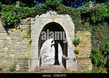 Bene casa e pompa su Fentonluna Lane a Padstow. Foto Stock