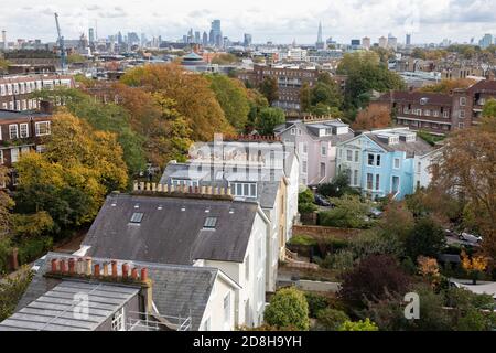 Il sobborgo nord-ovest di Londra di Belsize Park fotografato da un alto balcone, con il centro di Londra in lontananza. Foto Stock