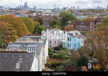 Il sobborgo nord-ovest di Londra di Belsize Park fotografato da un alto balcone, con il centro di Londra in lontananza. Foto Stock