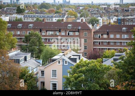 Il sobborgo nord-ovest di Londra di Belsize Park fotografato da un alto balcone, con il centro di Londra in lontananza. Foto Stock