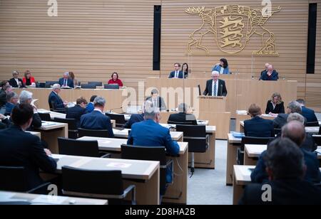 Stoccarda, Germania. 30 Ott 2020. Winfried Kretschmann (Bündnis 90/Die Grünen), primo Ministro del Baden-Württemberg, interviene durante la 130a sessione del sedicesimo parlamento di Stato del Baden-Württemberg. Nella sessione speciale, il governo informerà il parlamento in seguito alla conferenza tra il Cancelliere e i capi di Stato sulla pandemia corona. Credit: Sebastian Gollnow/dpa/Alamy Live News Foto Stock