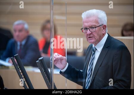 Stoccarda, Germania. 30 Ott 2020. Winfried Kretschmann (Bündnis 90/Die Grünen), primo Ministro del Baden-Württemberg, interviene durante la 130a sessione del sedicesimo parlamento di Stato del Baden-Württemberg. Nella sessione speciale, il governo informerà il parlamento in seguito alla conferenza tra il Cancelliere e i capi di Stato sulla pandemia corona. Credit: Sebastian Gollnow/dpa/Alamy Live News Foto Stock