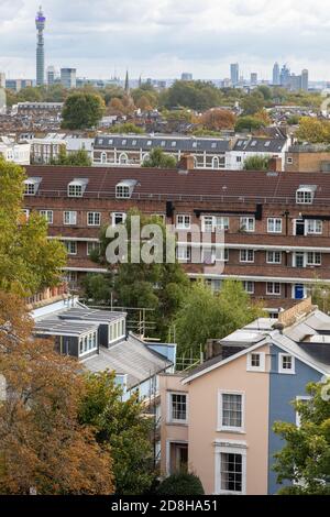 Il sobborgo nord-ovest di Londra del Belsize Park fotografato da un alto balcone. Mostra alloggi misti privati e consiglio. Foto Stock