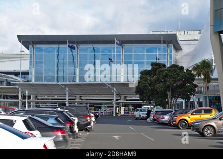 AUCKLAND, NUOVA ZELANDA - 01 luglio 2019: Vista dell'edificio dell'aeroporto internazionale di Auckland dal parcheggio Foto Stock