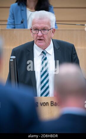 Stoccarda, Germania. 30 Ott 2020. Winfried Kretschmann (Bündnis 90/Die Grünen), primo Ministro del Baden-Württemberg, interviene durante la 130a sessione del sedicesimo parlamento di Stato del Baden-Württemberg. Nella sessione speciale, il governo informerà il parlamento in seguito alla conferenza tra il Cancelliere e i capi di Stato sulla pandemia corona. Credit: Sebastian Gollnow/dpa/Alamy Live News Foto Stock