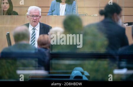 Stoccarda, Germania. 30 Ott 2020. Winfried Kretschmann (Bündnis 90/Die Grünen), primo Ministro del Baden-Württemberg, interviene durante la 130a sessione del sedicesimo parlamento di Stato del Baden-Württemberg. Nella sessione speciale, il governo informerà il parlamento in seguito alla conferenza tra il Cancelliere e i capi di Stato sulla pandemia corona. Credit: Sebastian Gollnow/dpa/Alamy Live News Foto Stock