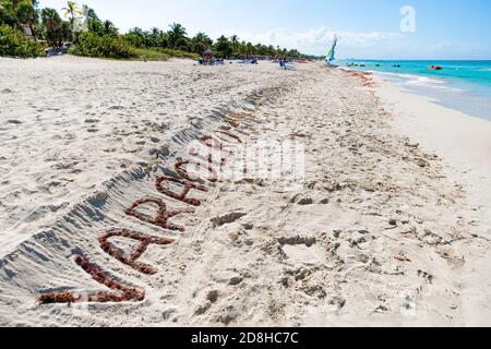 Paesaggio marino con iscrizione Varadero, la città è un resort nei Caraibi con una bella spiaggia lunga. Turisti sullo sfondo. Foto Stock