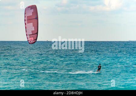 Kite surf su mare blu sullo sfondo di belle nuvole Foto Stock