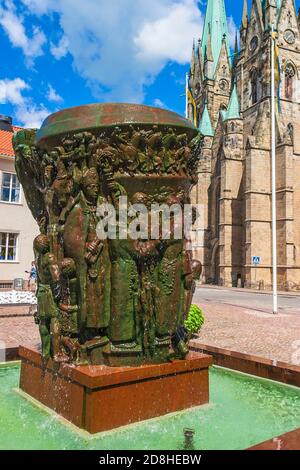 Fontana sulla piazza nella città di Skara in Svezia Foto Stock