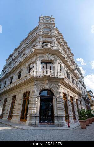 Bella facciata dell'edificio in stile coloniale. Foto Stock