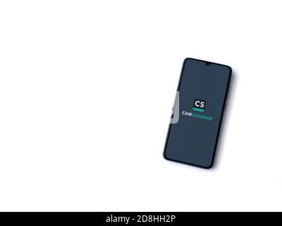 LOD, Israele - 8 luglio 2020: Schermo di lancio dell'app CamScanner con logo sul display di uno smartphone nero isolato su sfondo bianco. Vista dall'alto Foto Stock