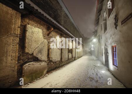 Passaggio storico nella città vecchia di Tallinn a un pesante muro di neve invernale Foto Stock