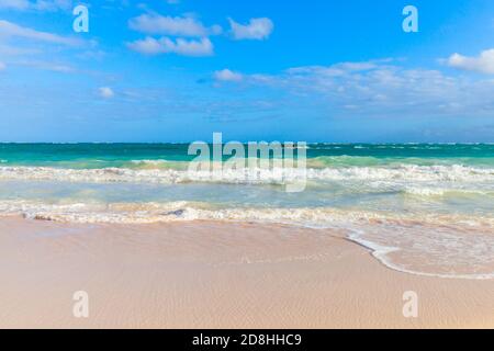 Spiaggia vuota. Paesaggio costiero in giornata di sole. Costa atlantica dell'oceano, repubblica Dominicana. Spiaggia di Punta Cana Foto Stock