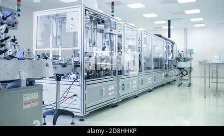 Shot of sterile Precision Manufacturing Laboratory con stampanti 3D, supercomputer e altre apparecchiature elettriche e macchine adatte per Foto Stock