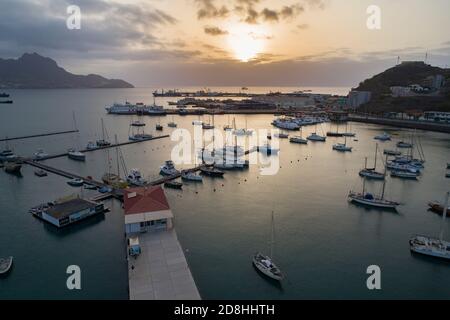 Mindelo, porto di Capo Verde con barche e vista sul Monte Cara sull'isola di Sao Vicente. Foto Stock