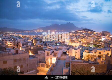 Mindelo città, Sao Vicente, Capo Verde di notte con vista sul porto e Monte Cara montagna. Foto Stock