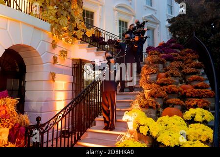 Le corde dell'aeronautica degli Stati Uniti si esibiscono per i partecipanti dei gradini del portico sud della Casa Bianca durante l'evento annuale della Casa Bianca di Halloween sul prato sud della Casa Bianca 26 ottobre 2020 a Washington, DC. Foto Stock